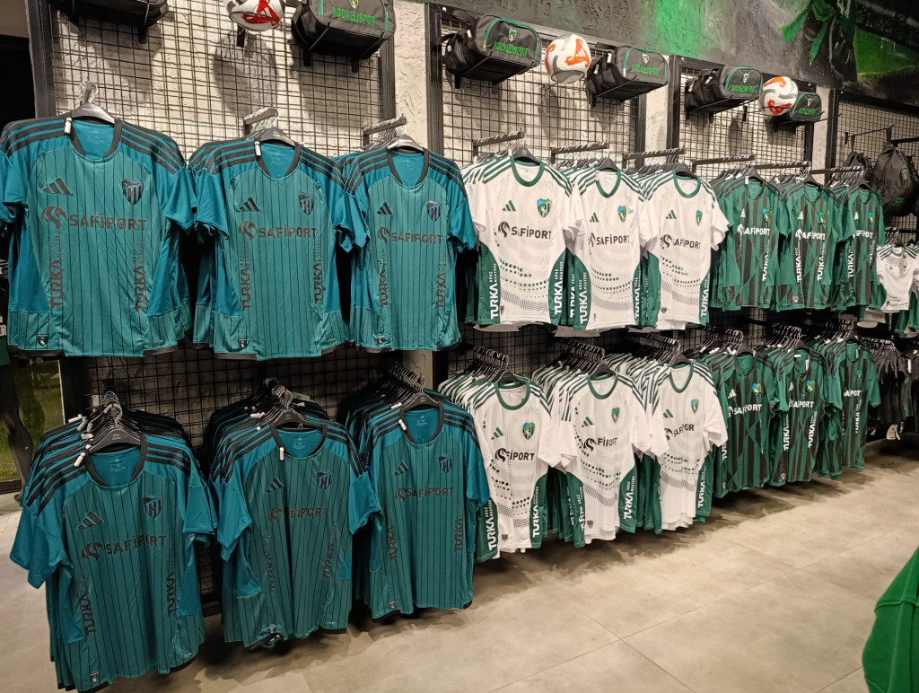 Mağazadaki yerini aldı: Kocaelispor formaları kaç liradan satışa çıktı?