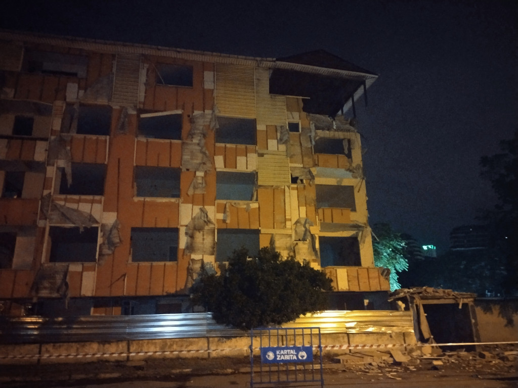 Balkon çöktü!