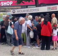 İlginç görüntüler! Bu telefon kılıfları için uzun kuyruk oluştu