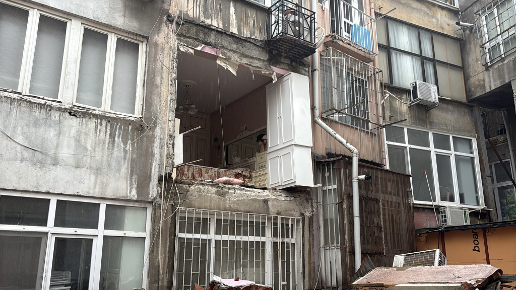 Bina duvarı çöktü, mahalle deprem sandı