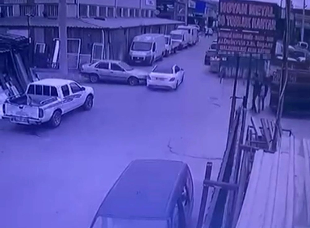 Kocaeli'de aynı sokakta peş peşe kaza!