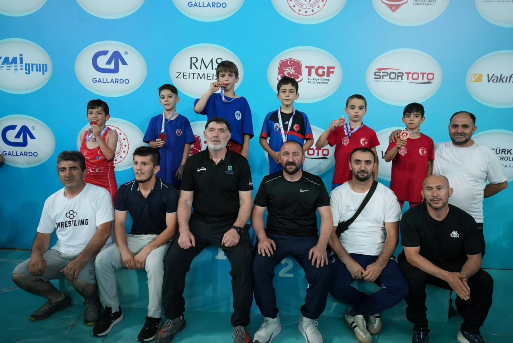 Kağıtspor güreşte tulum çıkardı