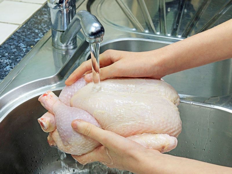 Uzmanlar uyardı! Çiğ tavuğu sakın böyle yıkamayın