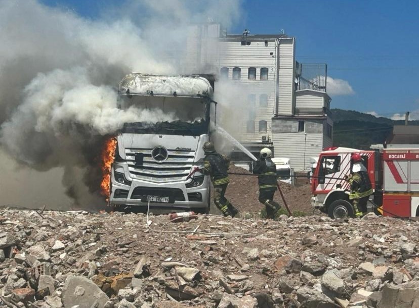Kocaeli'de korkutan yangın!