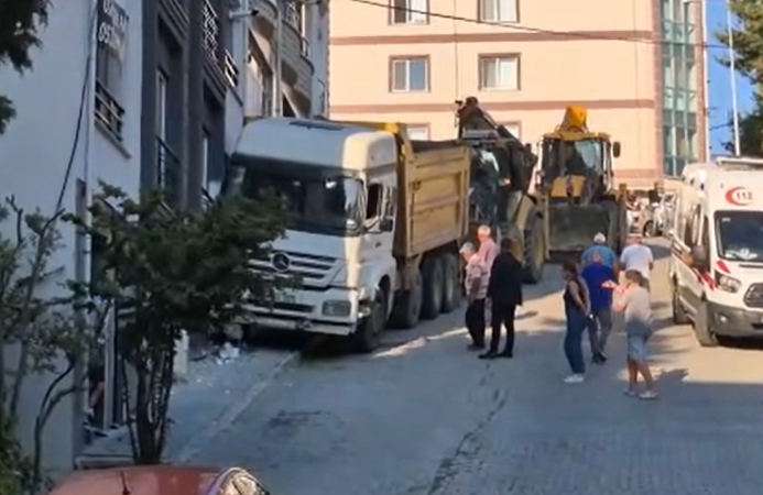 Freni boşalan kamyon eve çarptı!