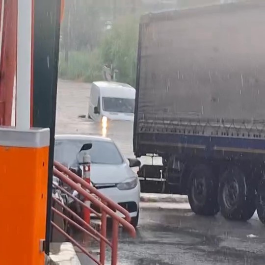 Kocaeli'yi sağanak vurdu: Araçlar mahsur kaldı