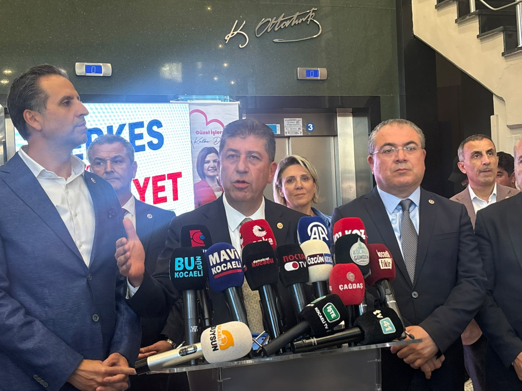 CHP'den kaç kişi istifa etti? Yaşar Tüzün İzmit'te açıkladı
