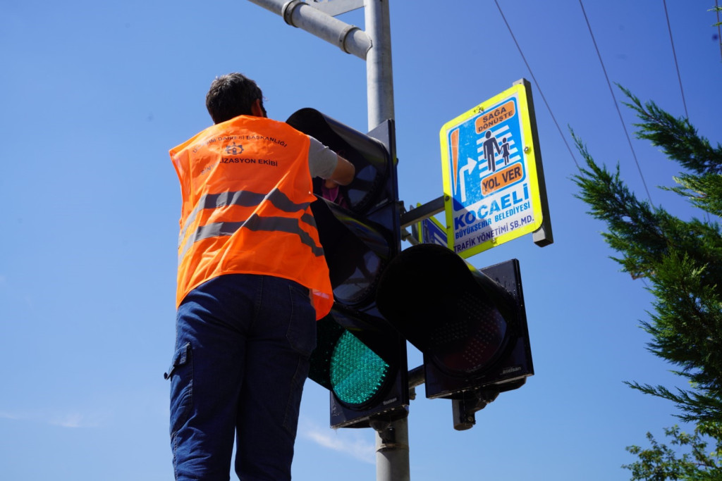 Kocaeli'de trafik için kritik çalışma! Tek tek tek temizleniyor