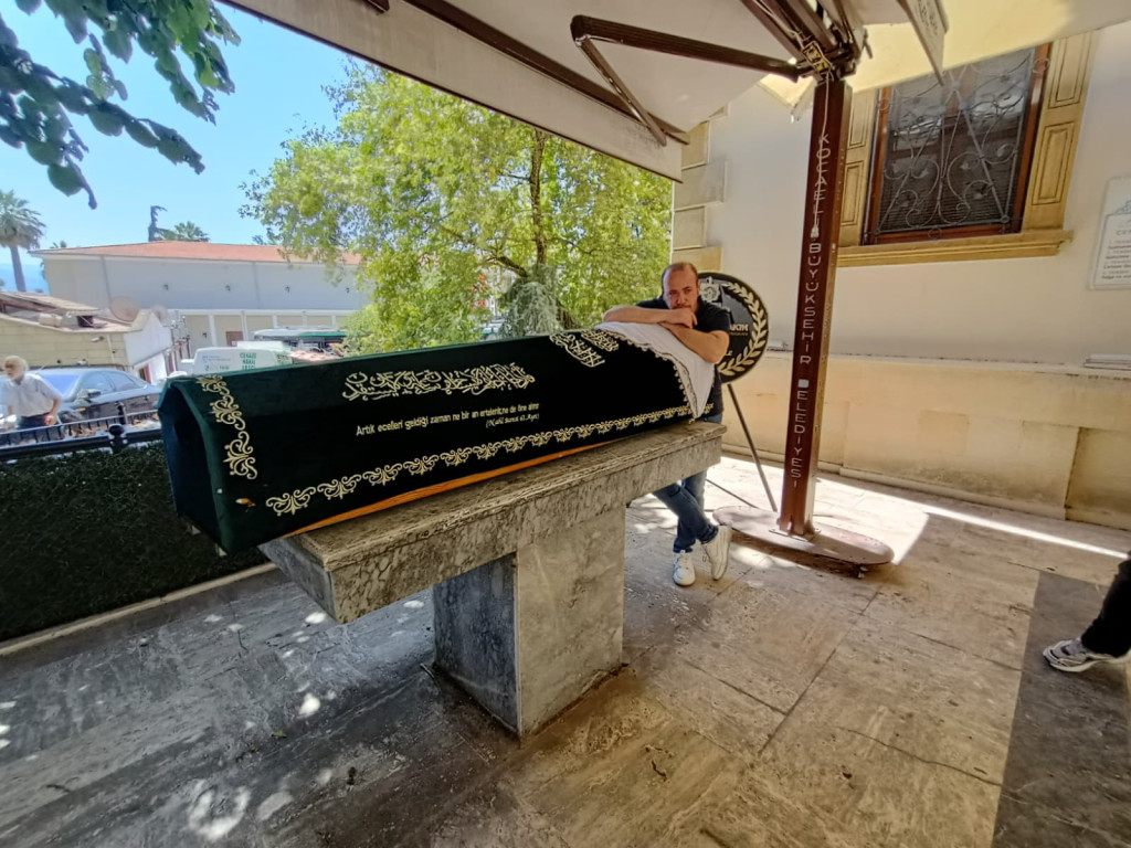 Çağrı Uçar annesini son yolculuğuna uğurladı