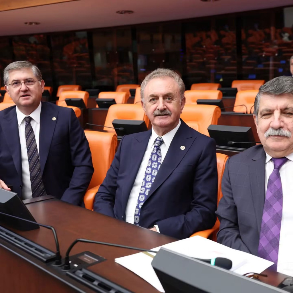 Vekiller bir maaşını bağışladı!