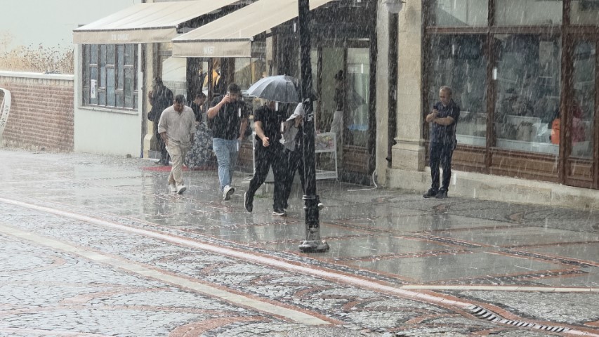 Sağanak yağış hayatı felç etti!