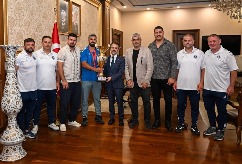 Kağıtspor Kulübü ve başpehlivanları Vali Aktaş’ı ziyaret etti