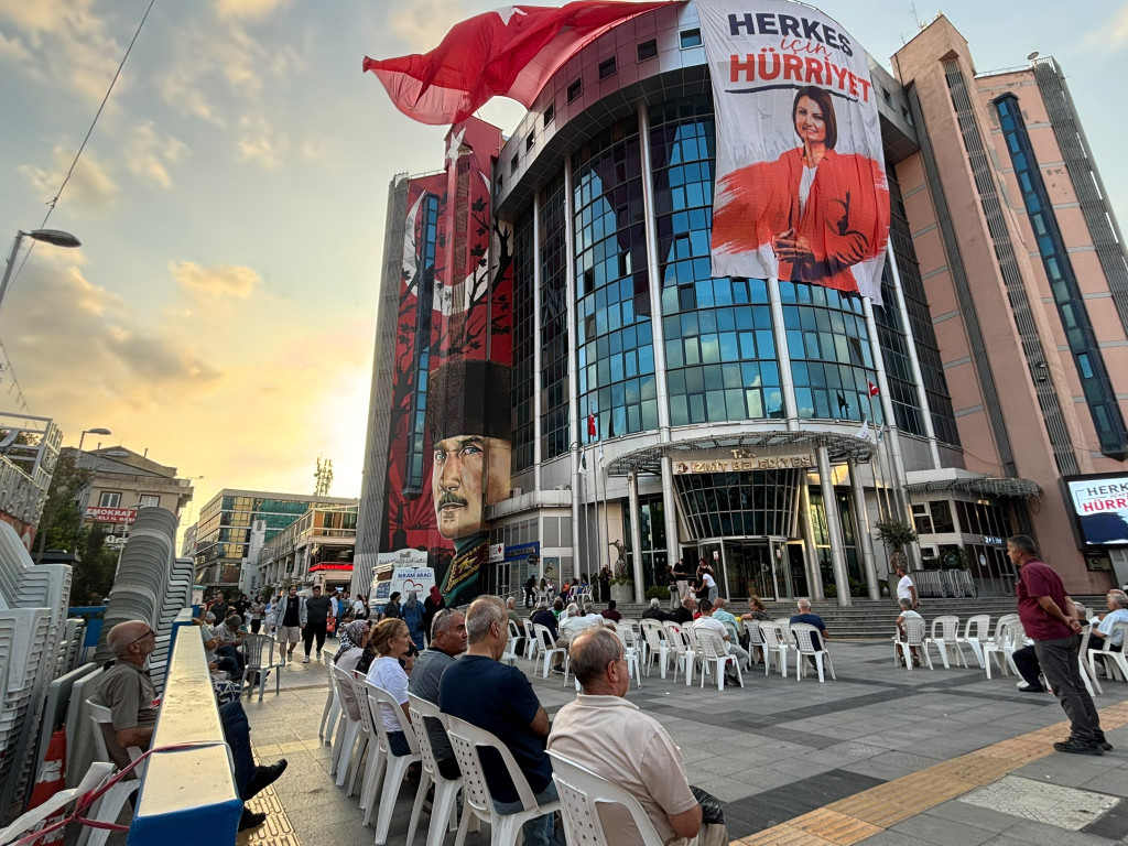 Belediye önünde kararı bekliyorlar!