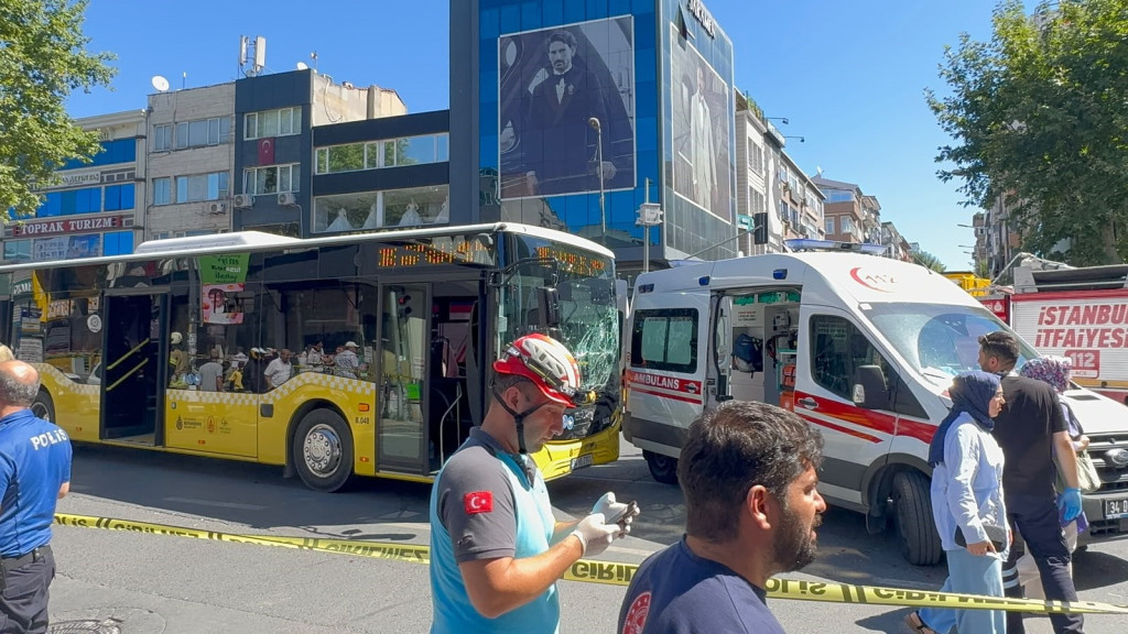 Otobüsle ambulans çarpıştı!