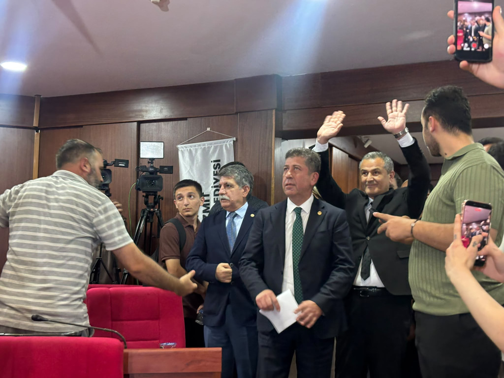 Lütfü Obuz alkışlarla salona girdi!