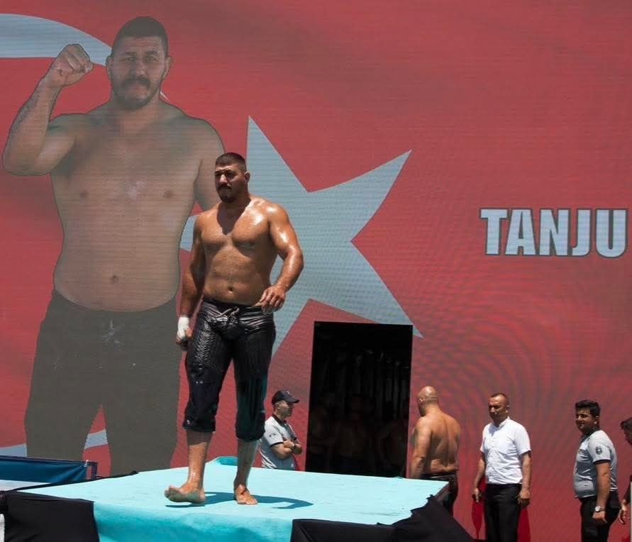 Başpehlivandan sitem dolu paylaşım