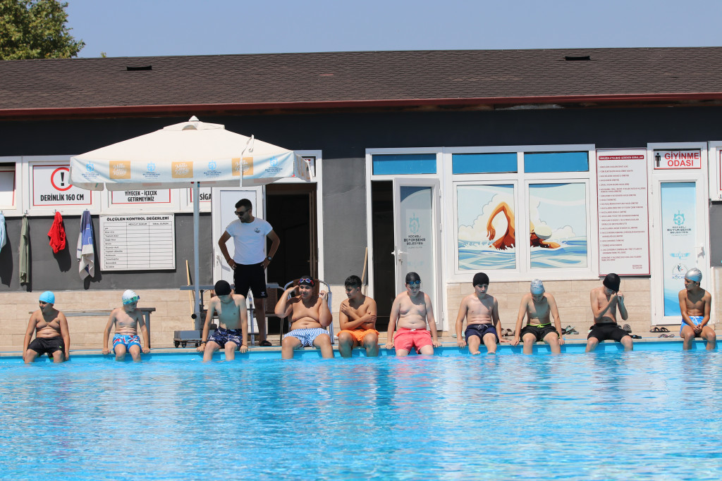 Kocaeli'deki yüzme kursları boğulma riskine karşı bilinçli yüzücüler yetiştiriyor