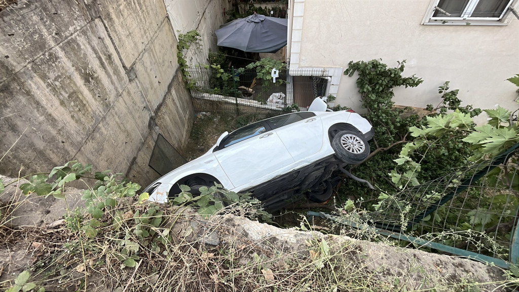 Kocaeli’de feci kaza: 5 metrelik yükseklikten uçtu