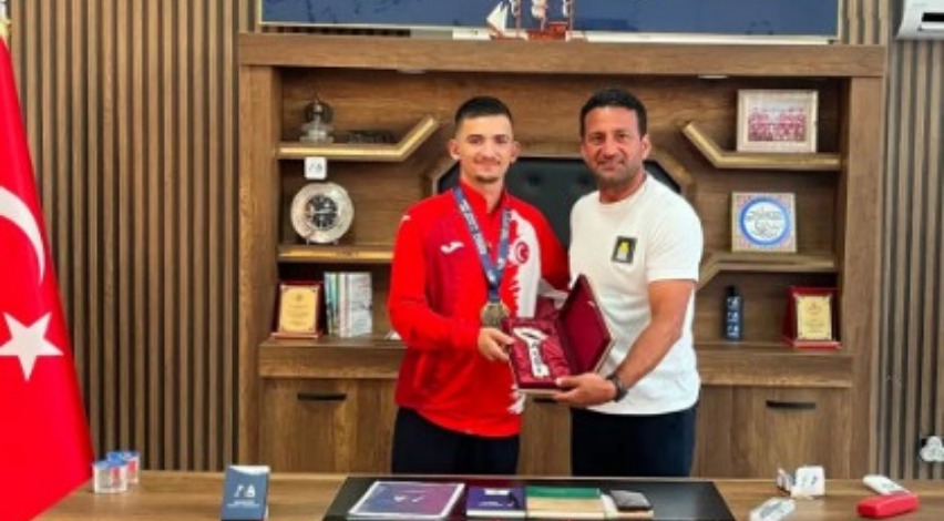 Milli futbolcudan ziyaret