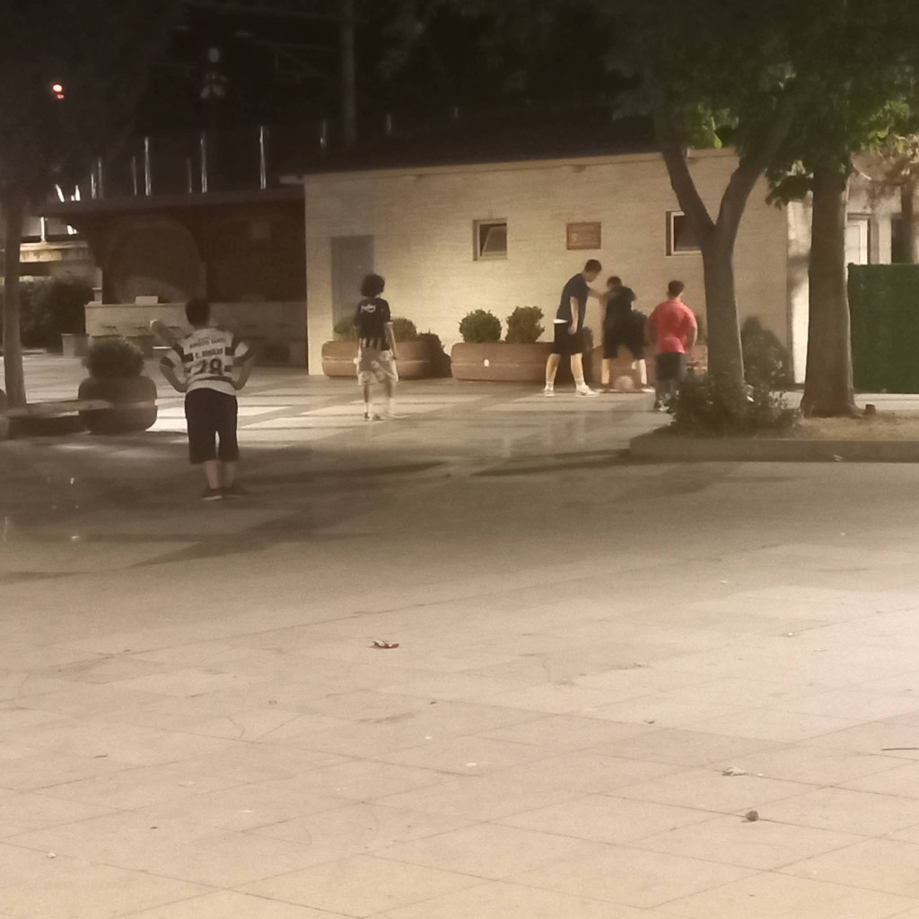 Futbol sahası yok, çocuklar cami avlusunda oynuyorlar