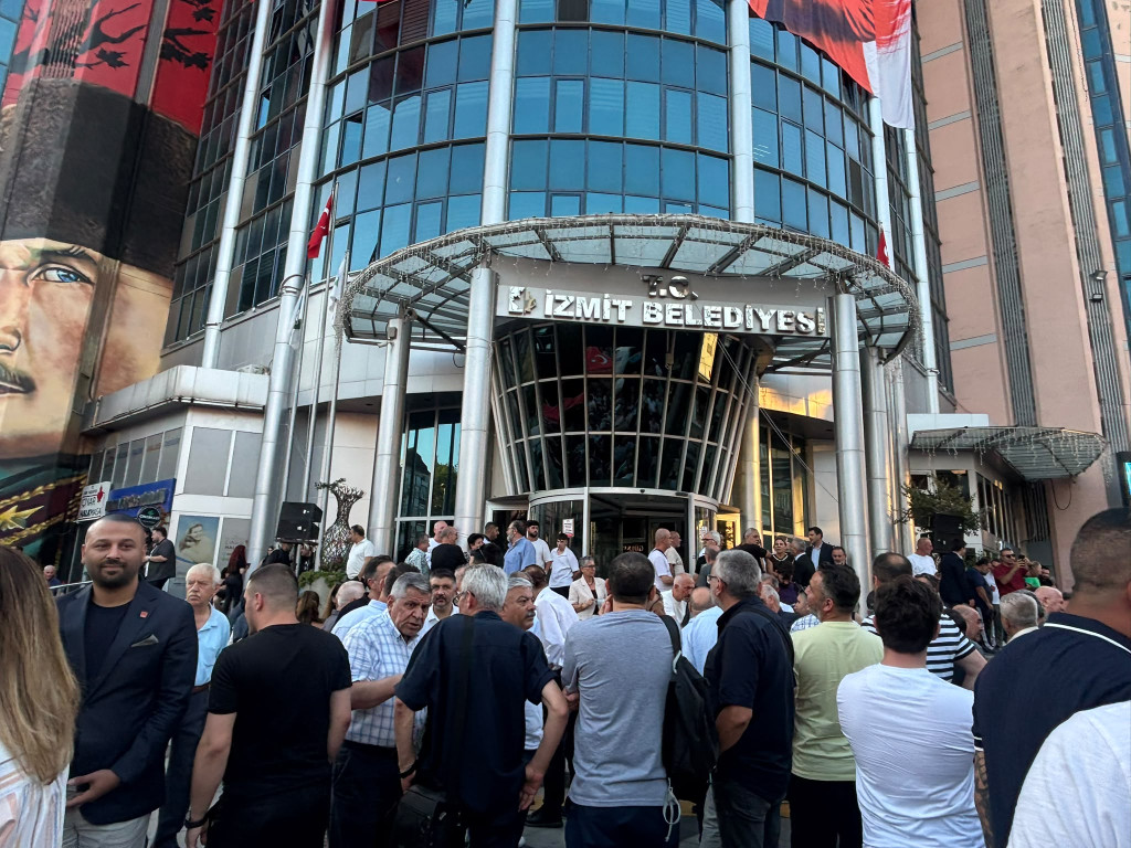 Destek için yine belediyenin önündeler!