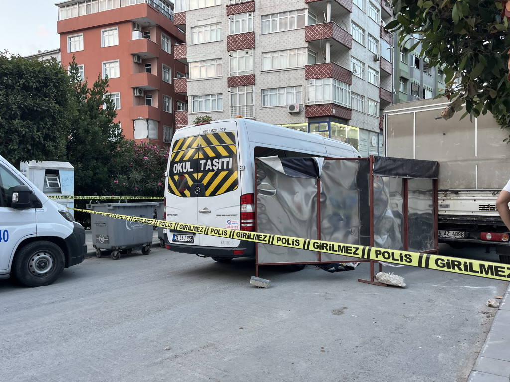 Yaşlı adam servisin altında kaldı!