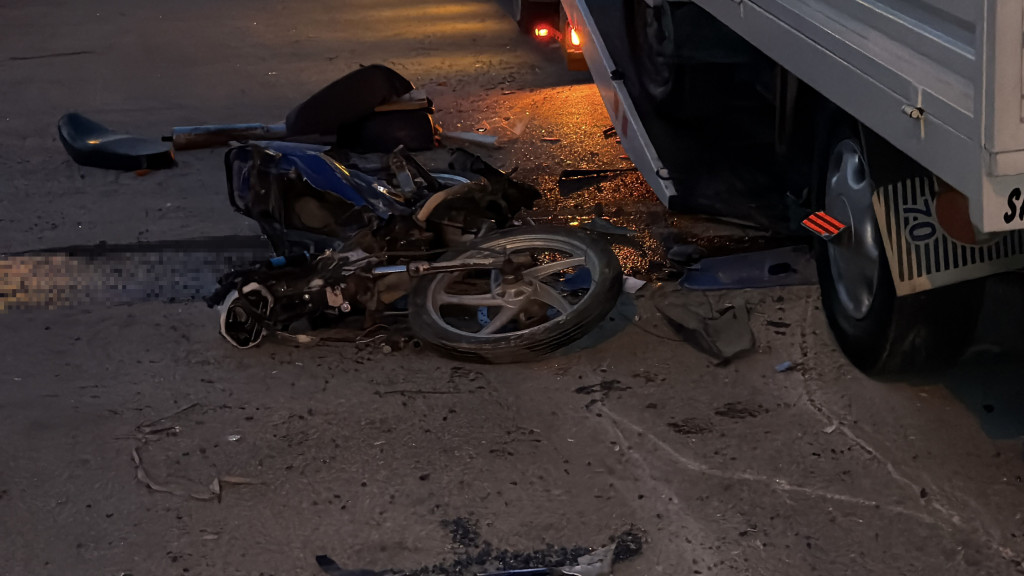 Motosiklet ile kamyonet çarpıştı: 1 ölü, 1 yaralı