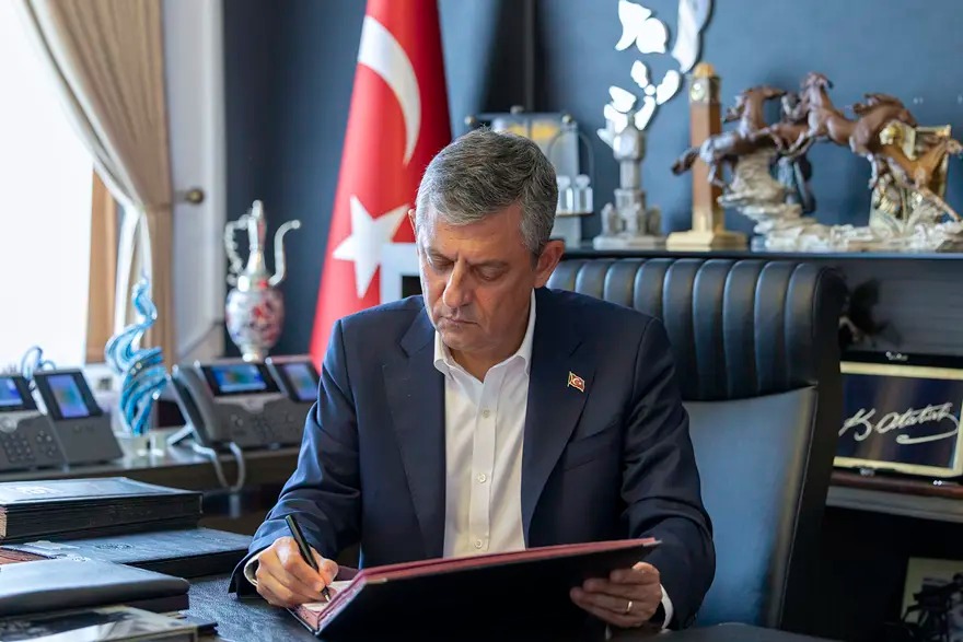 Özgür Özel istifa etti!