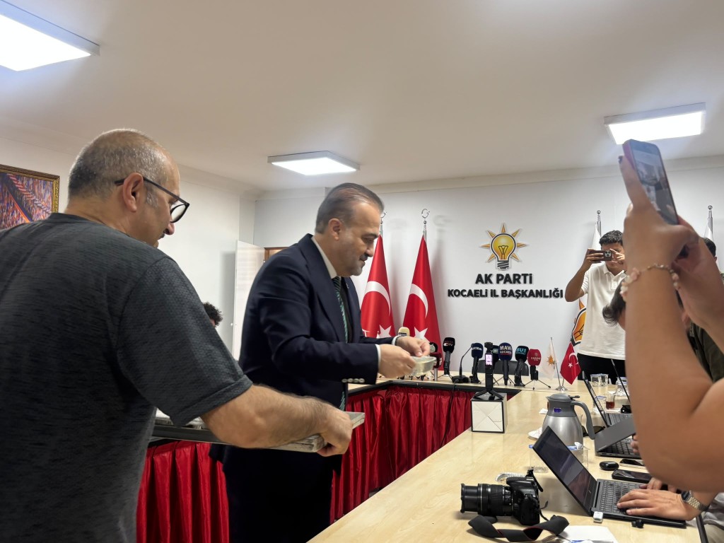 Başkan Talus, basın mensuplarına aşure ikram etti