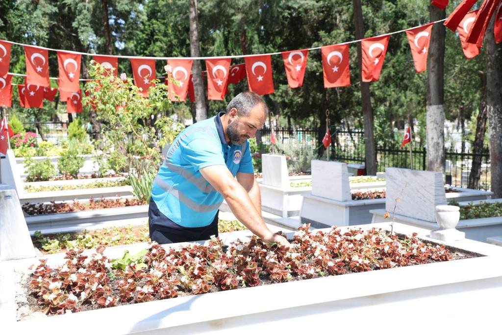 Gebze'de mezarlık ve şehitliklerde bakım çalışmaları aralıksız sürüyor
