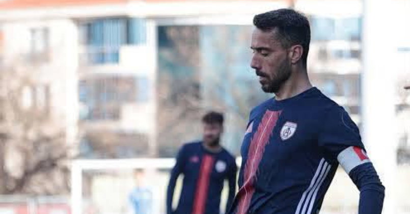 Kocaelispor’un eski futbolcusu kramponlarını oğluna devrederek veda etti