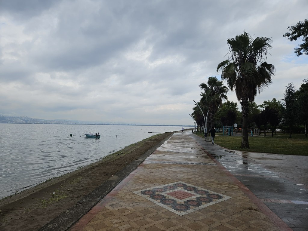 Yağmur sonrası Başiskele Sahili sessizliğe büründü