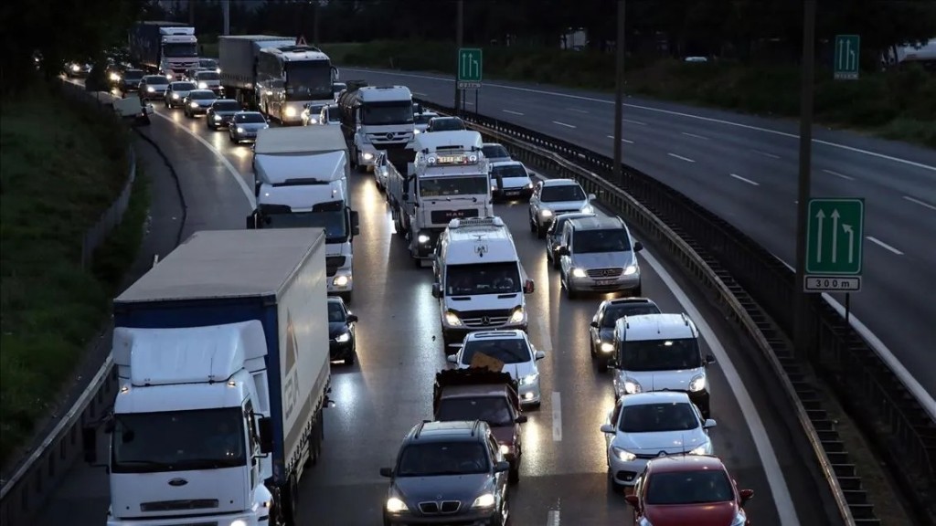 Kocaeli'de 3 araç trafikten men edildi 