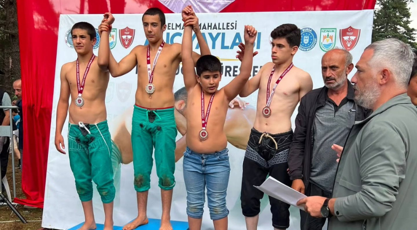Kandıralı güreşçilerden 3 kürsü birden