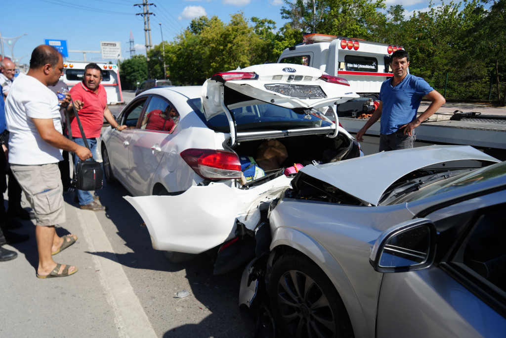 Kocaeli'de 3 araç birbirine girdi!