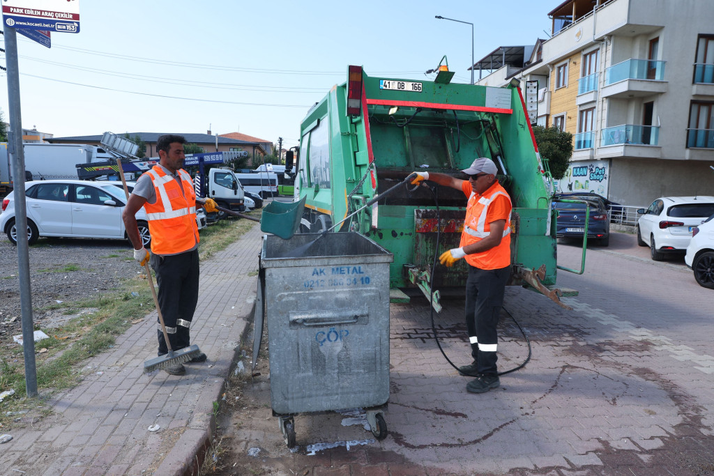 Darıca'da yaz temizliği aralıksız sürüyor