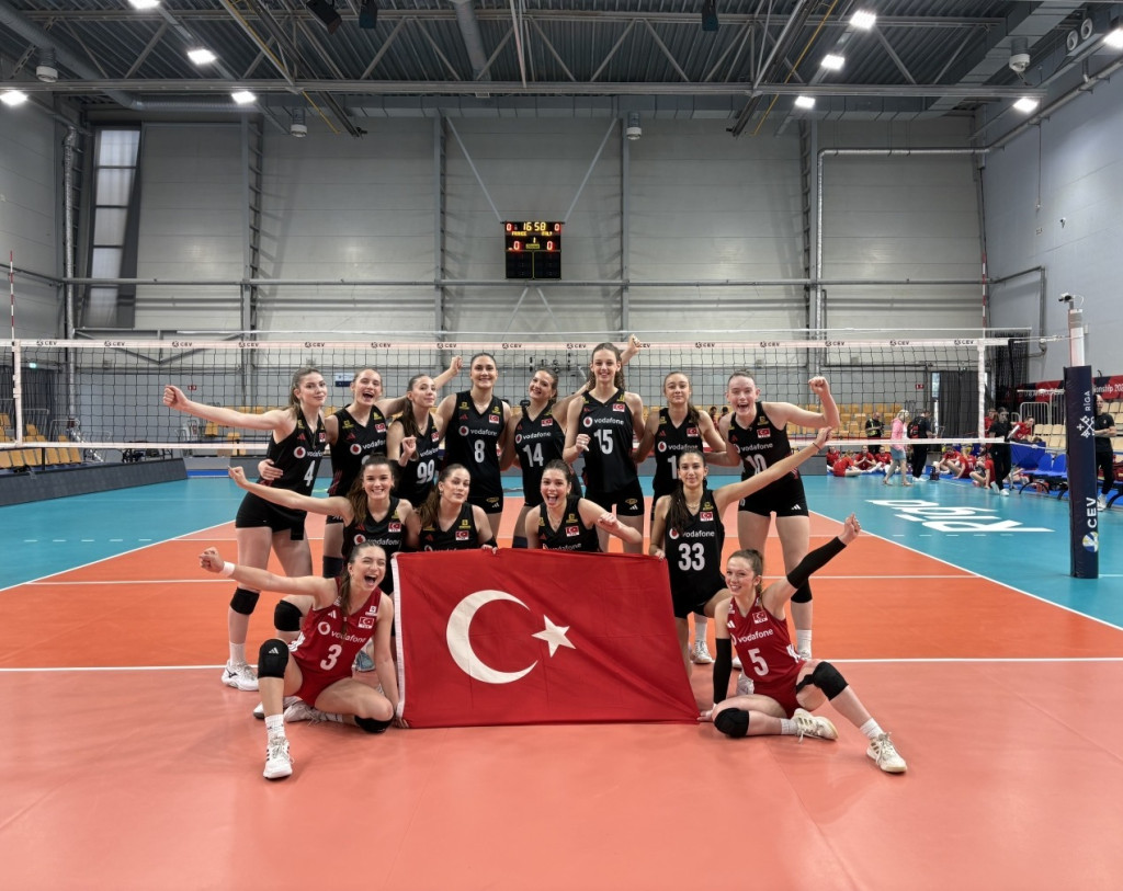 Türkiye U-18 kadın voleybolcularımız FİNALDE!