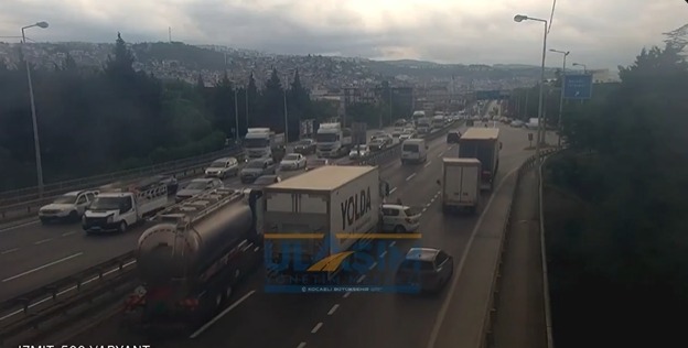 İzmit'te trafik kilitlendi!