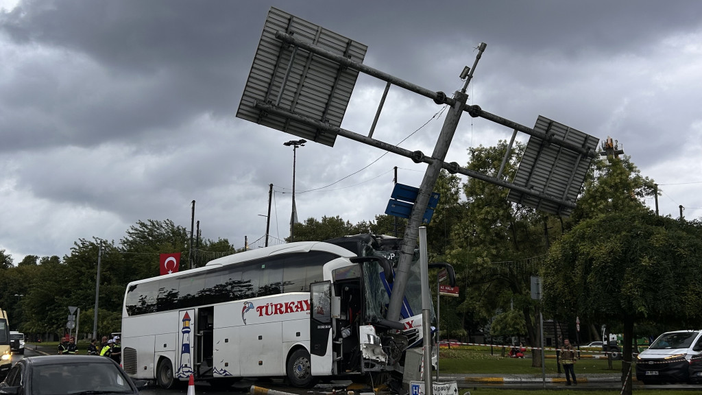 Seyir halindeki otobüs dehşet saçtı! 30 yaralı