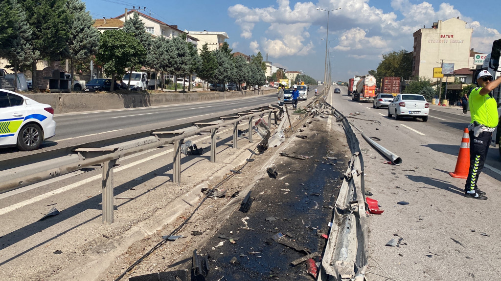 Kocaeli'de korkunç kaza! Bariyerleri aşarak karşı şeride geçti!