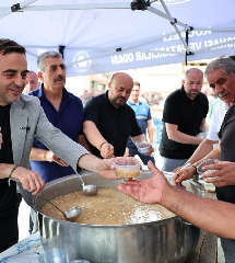 Başkan Özlü'den pazar esnafına aşure bereketi