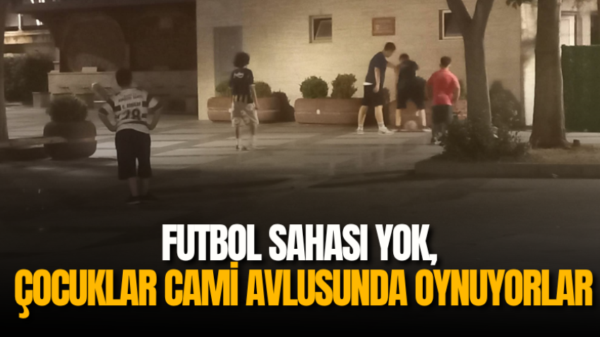 Futbol sahası yok, çocuklar cami avlusunda oynuyorlar