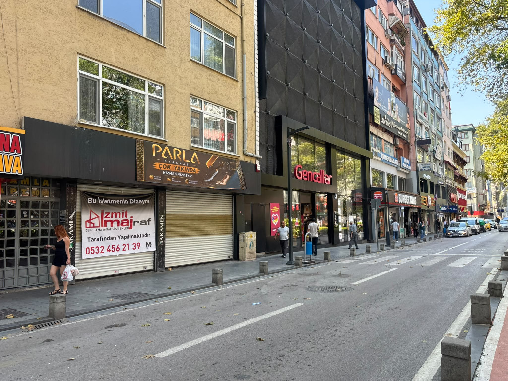 İzmit’in göbeğine ayakkabıcı geliyor!