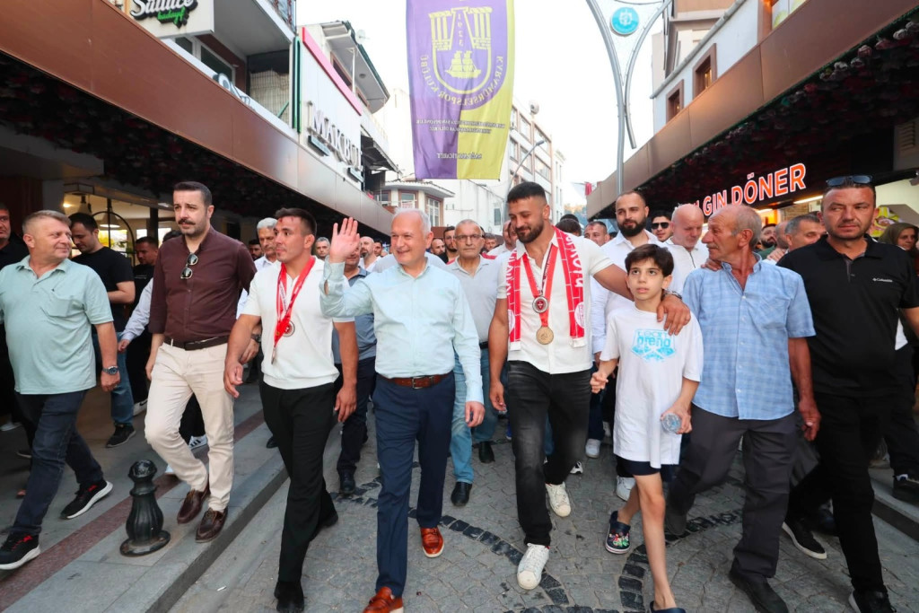 Karamürselli YILDIZLAR krallar gibi karşılandı!
