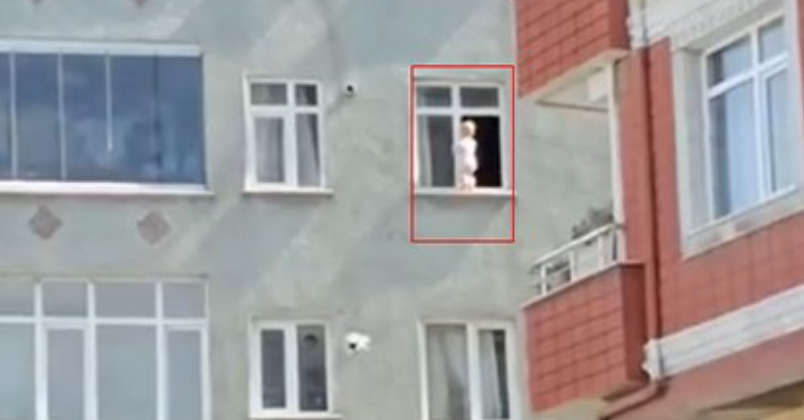 Pencerede yürüyen bebek yürekleri ağza getirdi!