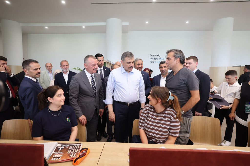 Bakan Çiftçi’den Alev Alatlı Kütüphanesi’ne tam not!