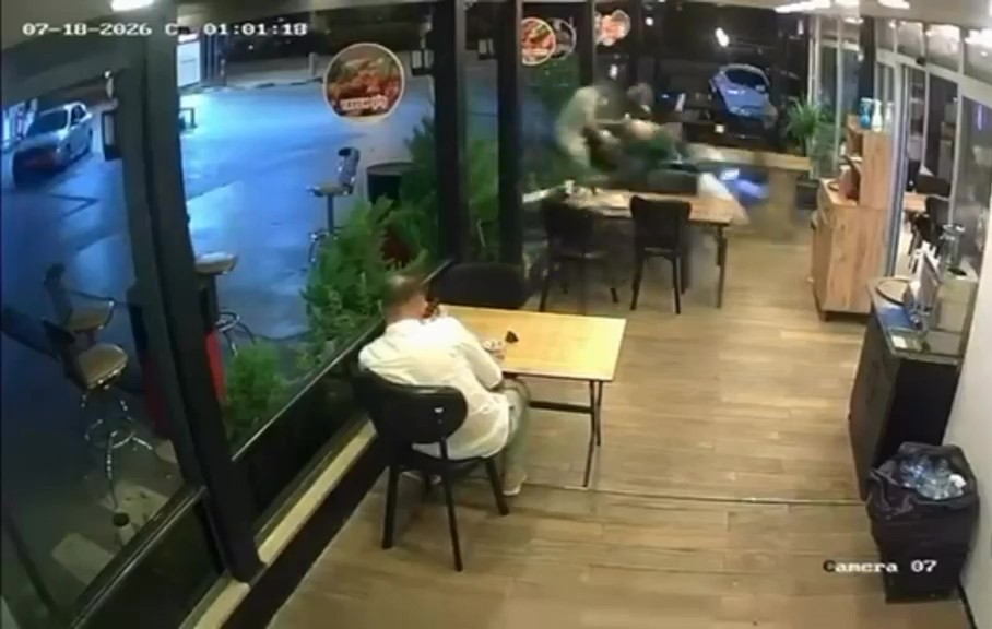Kocaeli'de motosiklet lokantaya daldı!