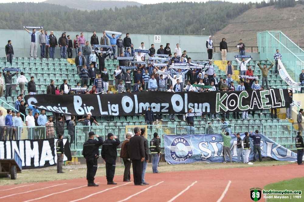 Adana Demirspor taraftarları Kocaelispor'a seslendi