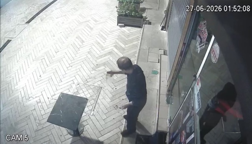 İzmit’te şok görüntüler! Gece gelip gizlice döküyor!