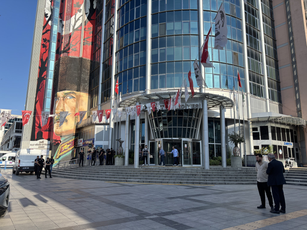 İzmit Belediyesi'ne yönelik operasyonunun detayları belli oldu
